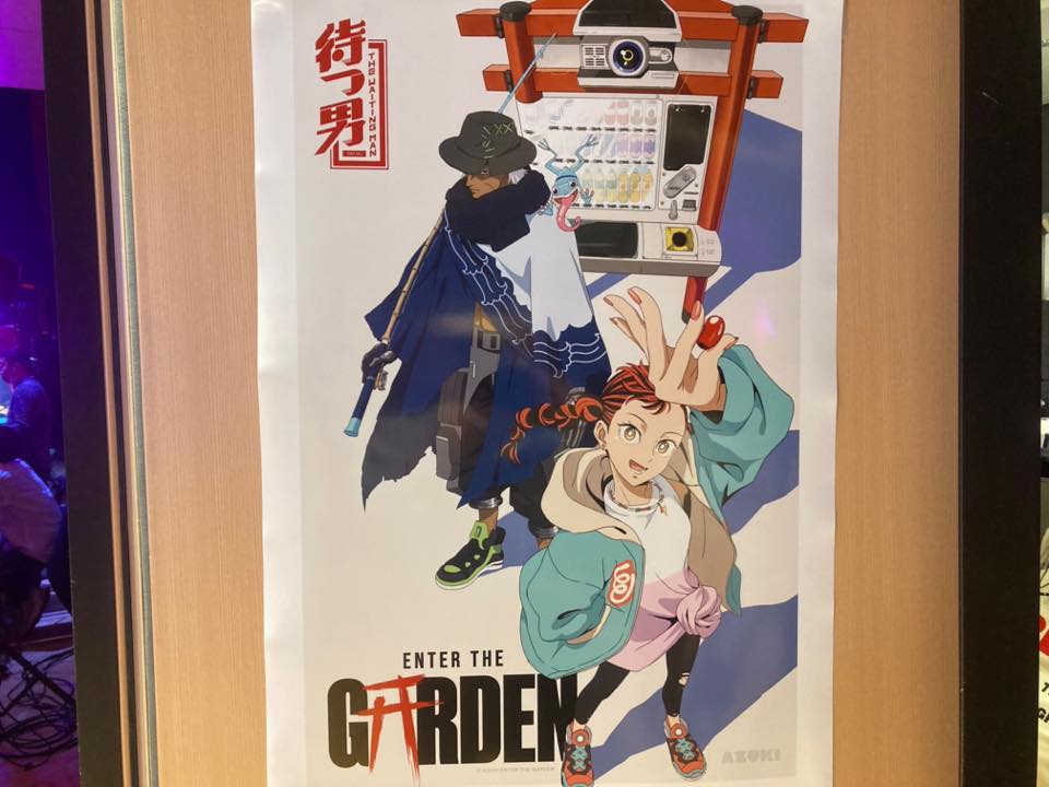 アニメスタイルのポスター。「ENTER THE GARDEN」というテキストと、2人のキャラクターが描かれている。1人は青いマントを着た男性で、もう1人は明るい色の服を着た元気な女性。上部に日本語で「待つ男」と書かれている。